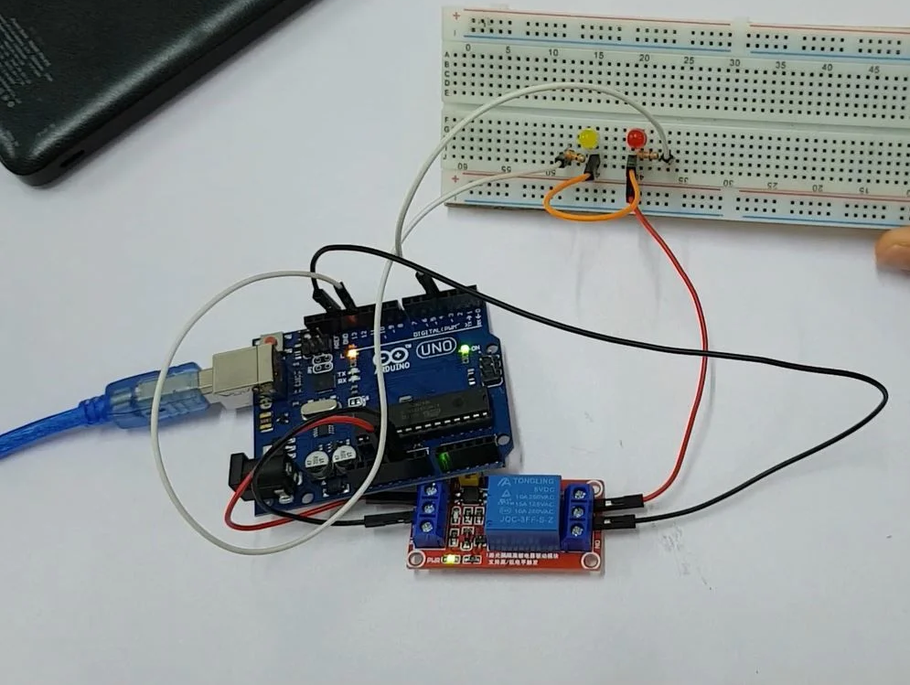 Wie steuern Sie eine LED oder ein Relais mit Arduino?