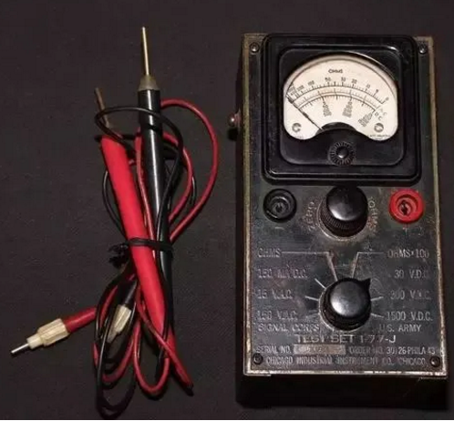 Demontage eines Militärmultimeters aus dem Zweiten Weltkrieg, eines Multimeters von vor über 80 Jahren! - 2