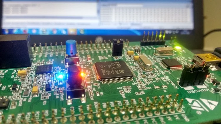 Wie reprogrammiert man einen Mikrocontroller?